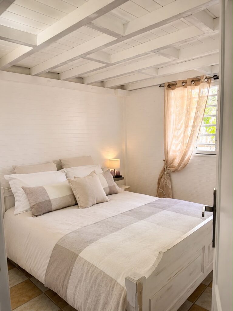 Chambre double aux tons naturels avec literie en lin du gîte Bois Patate, Les Bois d'Orée