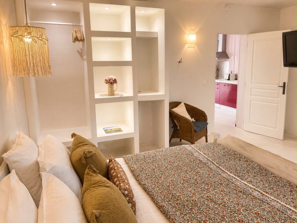 Chambre avec dressing et niches lumineuses intégrées, ouverte sur la kitchenette du gîte Bois de l'Encens, Les Bois d'Orée