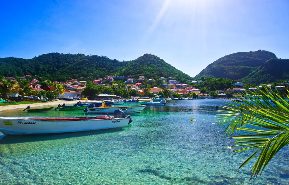 Vue sur la baie des Saintes avec bateaux, eaux turquoise et reliefs verdoyants