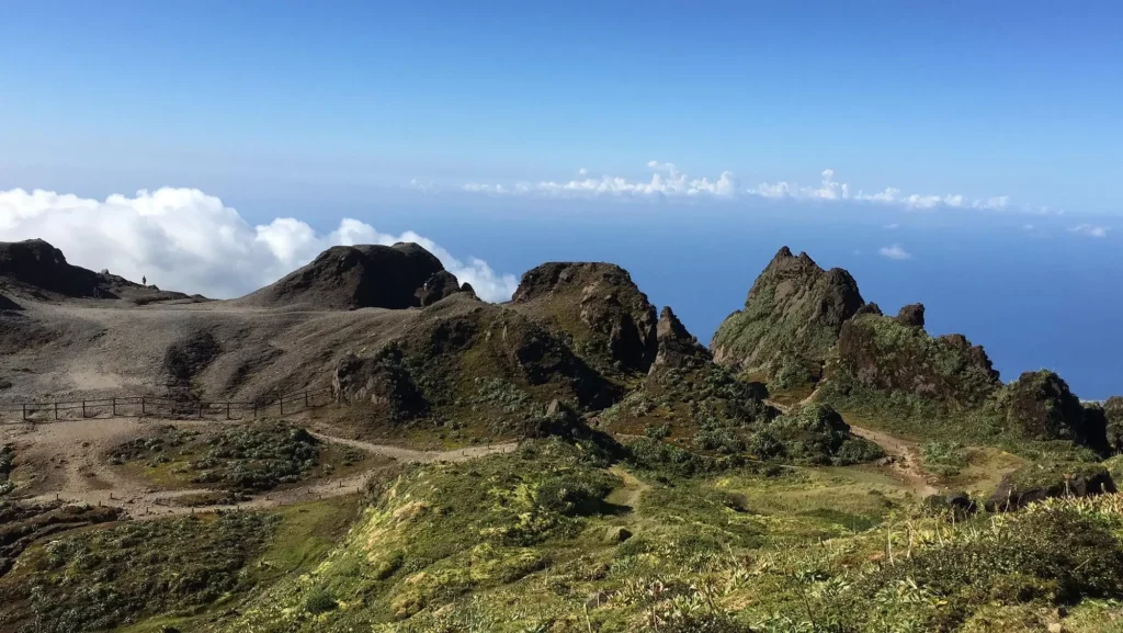 Randonnée sur un sentier menant vers les reliefs volcaniques de la Soufrière