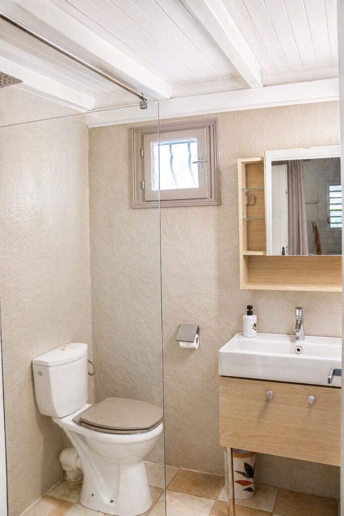 Salle de bain lumineuse avec douche à l'italienne et vasque en bois du gite Bois Patate, Les Bois d'Orée