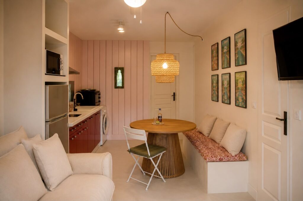 Espace salon, cuisine et coin repas convivial du gîte Bois de l'Encens, Les Bois d'Orée