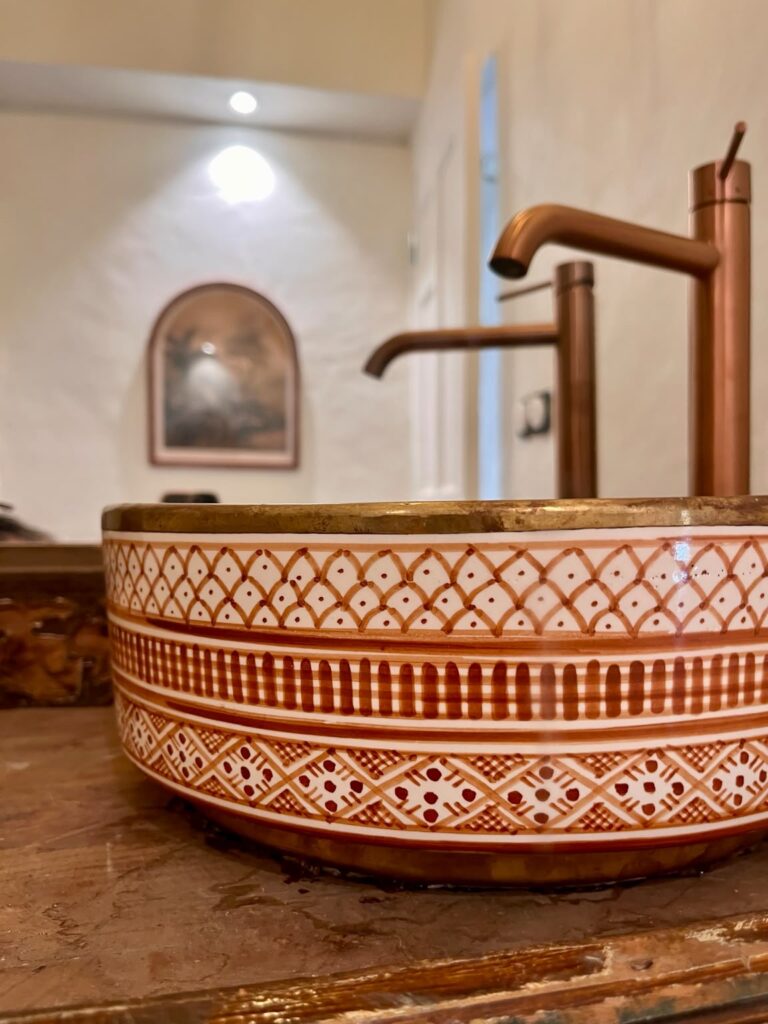 Vasque en céramique artisanale et robinetterie cuivrée de la salle de bain du gîte Bois Savon, Les Bois d'Orée